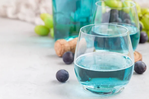 Vino Moscato Azul Moda Vidrio Uva Verde Roja Sobre Fondo — Foto de Stock