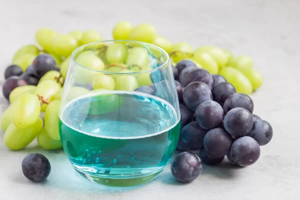 Vinho Moscato Azul Moda Vidro Uva Verde Vermelha Fundo Horizontal — Fotografia de Stock