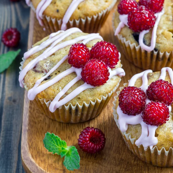 Bananenbrot Muffins Mit Himbeeren Kirschen Und Weißer Schokolade Auf Holzbrett — Stockfoto