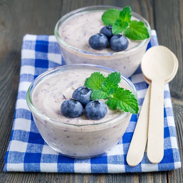 Färskost Och Blåbärsmousse Ett Glas Fyrkantigt Format — Stockfoto