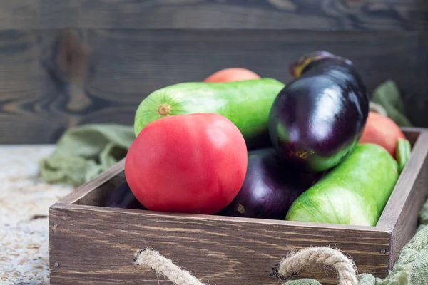 ラタトゥイユや野菜料理のための成分 木の箱にナス ズッキーニとトマト 水平方向 コピースペース — ストック写真