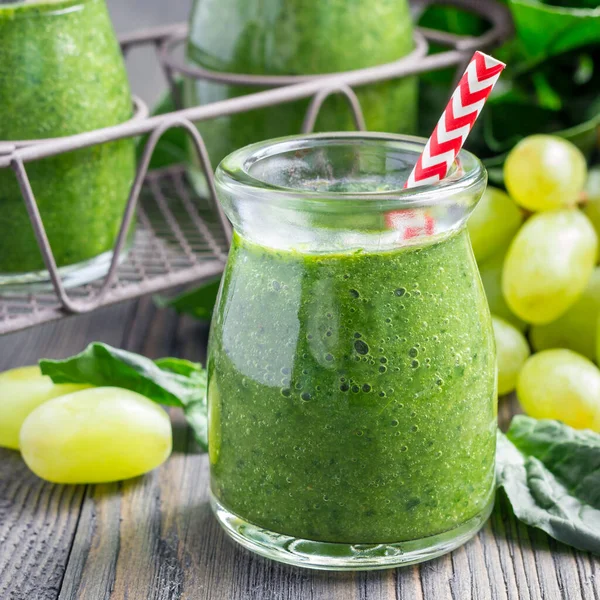 Πράσινο Smoothie Σπανάκι Σταφύλι Και Μπανάνα Γαρνιρισμένο Σμέουρα Γυάλινο Μπουκάλι — Φωτογραφία Αρχείου