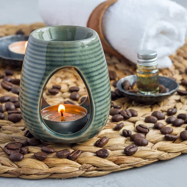 机织垫子上有咖啡精油的芳香灯 温泉背景 正方形 — 图库照片
