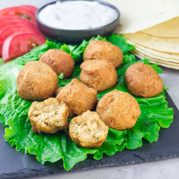 Balles Falafel Pois Chiche Sur Planche Ardoise Avec Légumes Sauce — Photo