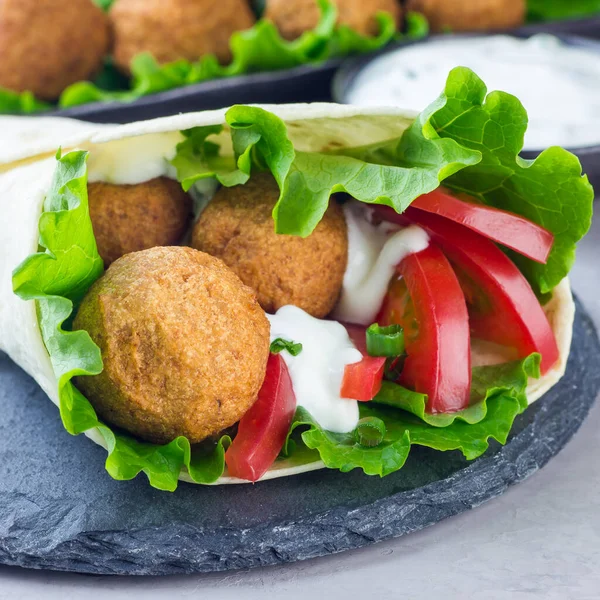 Sebze ve soslu nohut köftesi, rulo sandviç hazırlama, kare şeklinde.