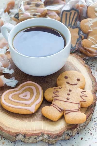 Hausgemachte Lebkuchen Und Karamellbonbons Mit Einer Tasse Kaffee Auf Einem — Stockfoto