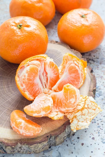 Mandarinas Maduras Aromáticas Que Colocam Tronco Madeira Vertical — Fotografia de Stock