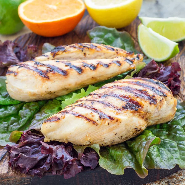 Peito Frango Grelhado Escabeche Cítrico Folhas Salada Tábua Corte Madeira — Fotografia de Stock