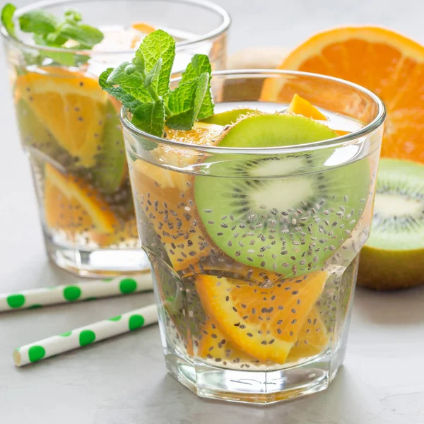 Bebida Saludable Desintoxicación Semillas Chía Con Kiwi Naranja Menta Vaso — Foto de Stock