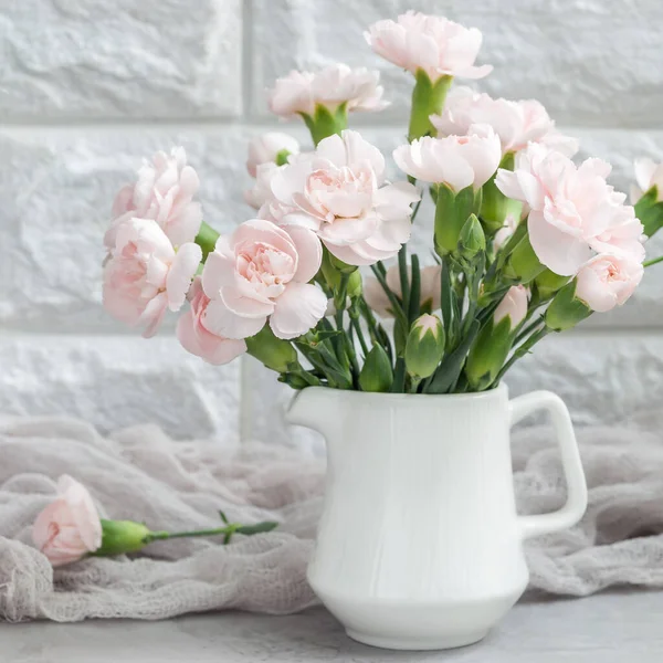 Pequeñas Flores Clavel Rosadas Tiernas Jarrón Sobre Hormigón Gris Fondo — Foto de Stock