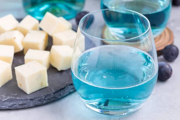 Vinho Moscato Azul Moda Copo Servido Com Prato Queijo Uva — Fotografia de Stock