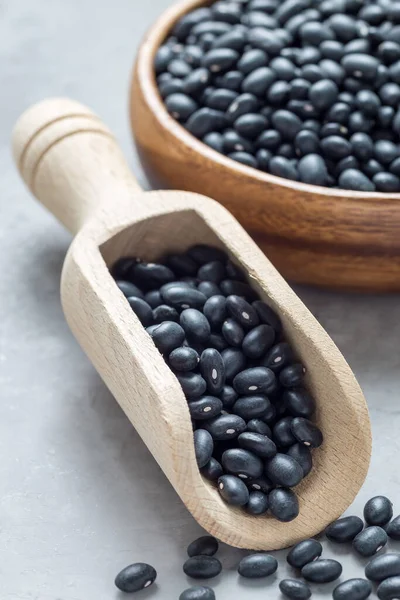 Black Beans Scoop Wooden Bowl Gray Concrete Background Vertical — Stock Photo, Image