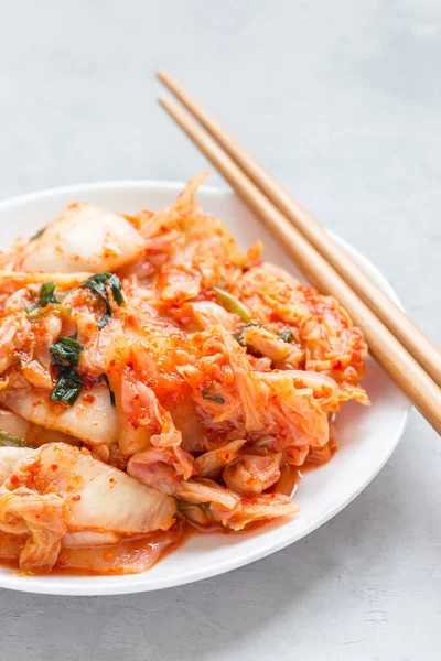 Kimchi Kohl Koreanische Vorspeise Auf Weißem Teller Senkrecht — Stockfoto