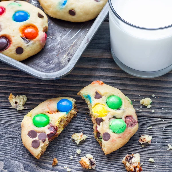 Shortbread Cookies Mit Bunten Bonbons Und Schokoladenstücken Auf Metallblech Quadratisch — Stockfoto