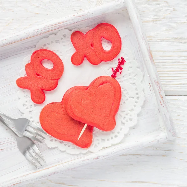 Rote Samt Pfannkuchen Mit Zeichen Umarmungen Und Küsse Und Herz — Stockfoto