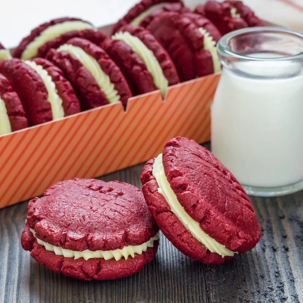 Biscuits Sandwich Velours Rouge Avec Garniture Fromage Crème Sur Table — Photo
