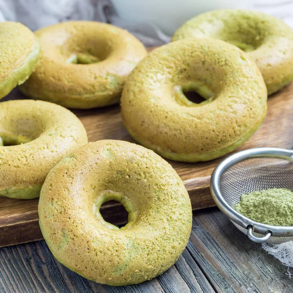 Rosquillas Plátano Matcha Recién Horneadas Sobre Tabla Madera Formato Cuadrado —  Fotos de Stock