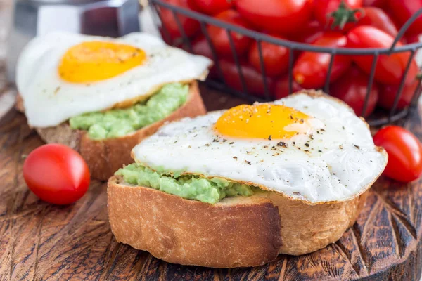 Sandwiches Abiertos Con Puré Aguacate Huevo Frito Sobre Pan Tostado — Foto de Stock