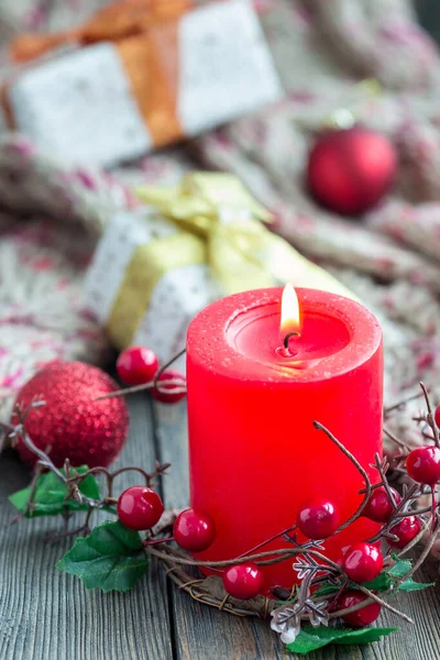 Weihnachtskomposition Mit Kerze Dekoration Und Geschenkschachteln Auf Einem Holzbrett — Stockfoto