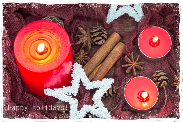 Weihnachtskomposition Mit Roten Kerzen Sternen Winterlichen Gewürzen Und Zapfen Schneerahmen — Stockfoto