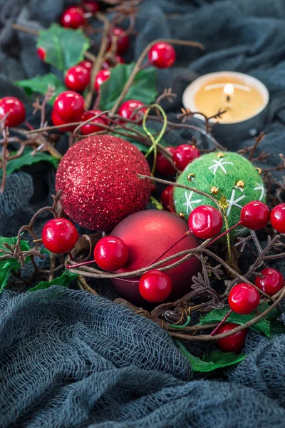 Weihnachtskomposition Mit Stechpalme Weihnachtskugeln Und Kerze Auf Dunklem Hintergrund Vertikal — Stockfoto