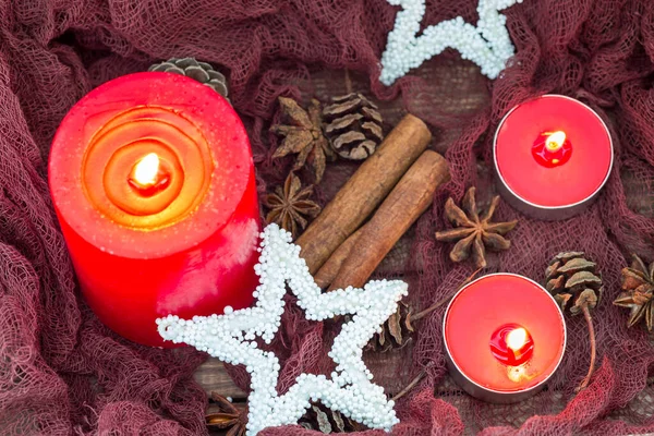 Weihnachtskomposition Mit Roten Kerzen Sternenschmuck Wintergewürzen Und Zapfen Waagerecht — Stockfoto