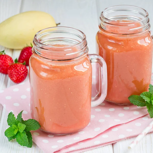 Smoothie Sehat Dengan Strawberry Mangga Dan Pisang Dalam Bentuk Kaca — Stok Foto