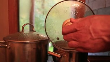 Bir şey yemek iki metal tava üzerinde görünümü kadar kapatın