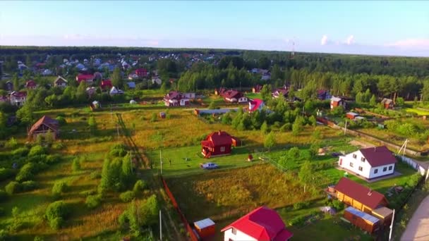 Vue aérienne du village de résidence d'été — Video