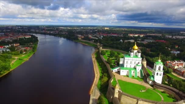 A légi felvétel a Szentháromság székesegyház, a Pskov Kremlben — Stock videók