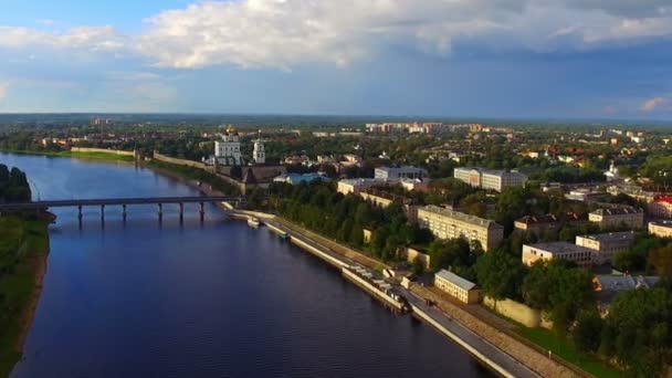 Vista aérea del casco antiguo de Pskov — Vídeos de Stock