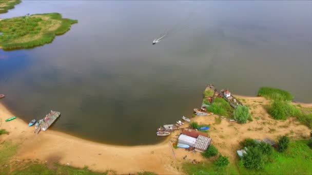 Vista aérea da lancha que entra na enseada do lago — Vídeo de Stock
