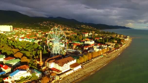 Вид с воздуха на приморскую курортную зону — стоковое видео