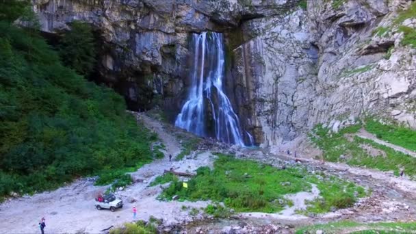 Εναέρια άποψη σε μεγάλο waterfal — Αρχείο Βίντεο