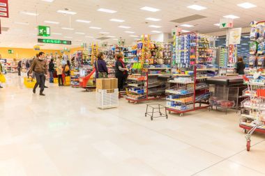 İtalya, Milano-11 Mayıs 2016: Lidl tüketiciler mağaza. Lidl küresel indirim süpermarket zinciri olsun