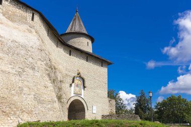 Eski Pskov Kremlin duvarı kapaklı görüntüleyin