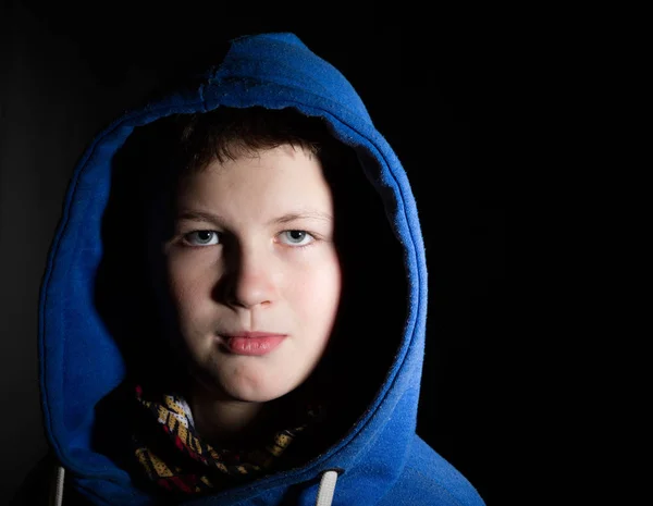Retrato de um adolescente em um capuz — Fotografia de Stock