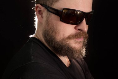 Yakışıklı sakallı erkek güneş gözlüğü