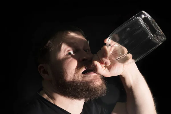 Man met lege fles alcohol — Stockfoto