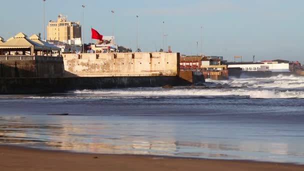 Maroko, Casablanca - 22 października 2016: Widok Atlantic ocean piaszczysta plaża — Wideo stockowe