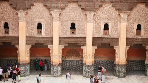 16. yüzyıl Fas, Marrakesh - 27 Ekim, medrese Ben Youssef, 2016:Tourists tarihli — Stok video