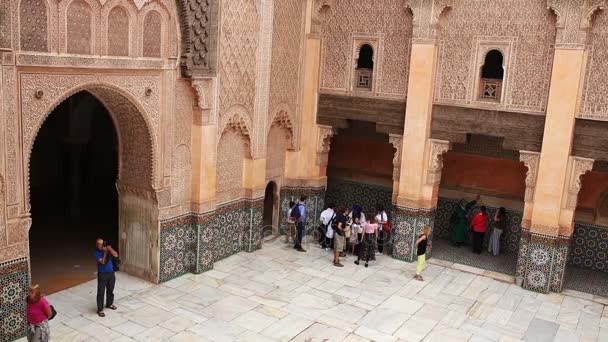 Марокко, Марракеш - 27 жовтня, 2016:Tourists в медресе Бен Юсеф від 16-го століття — стокове відео