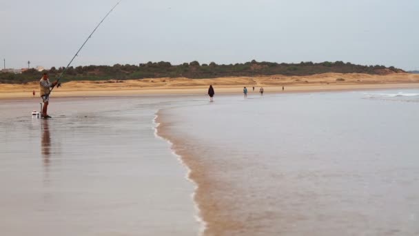 Fas, Essaouira - 30 Ekim 2016: Atlantik Okyanusu'nun kumlu Plajı'nda olta balıkçı — Stok video