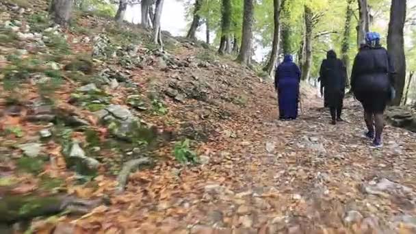 ABKHAZIA, NUEVOS ATHOS - 26 DE OCTUBRE DE 2016: Peregrinos en camino a la iglesia — Vídeo de stock