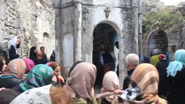 ABKHAZIA, NOVA ATHOS - OUTUBRO 26, 2016: Procissão religiosa na festa sagrada ortodoxa de Nossa Senhora — Vídeo de Stock