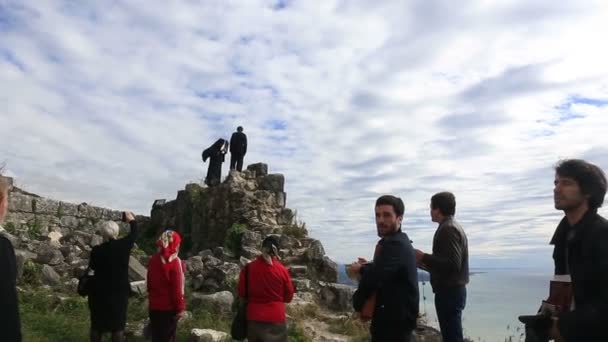 ABKHAZIA, NUEVOS ATHOS - 26 DE OCTUBRE DE 2016: Procesión religiosa en la santa fiesta ortodoxa de Nuestra Señora — Vídeo de stock