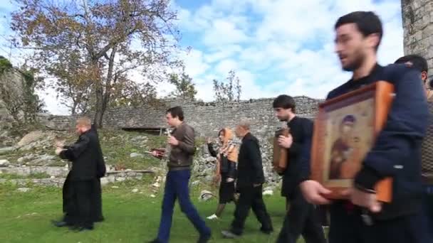 Abchasien, neues athos - 26. oktober 2016: religiöse prozession am orthodoxen heiligen fest der Gottesmutter — Stockvideo