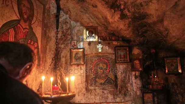 Abchazië, Kaman - 26 oktober 2016: Kerkdienst in St. Simon de Zeloten — Stockvideo