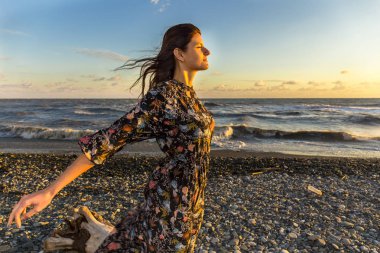 Genç güzel kadın üzerinde rüzgarlı deniz kıyısı