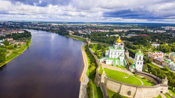 Luchtfoto van de Trinity kathedraal, Pskov Kremlin — Stockfoto